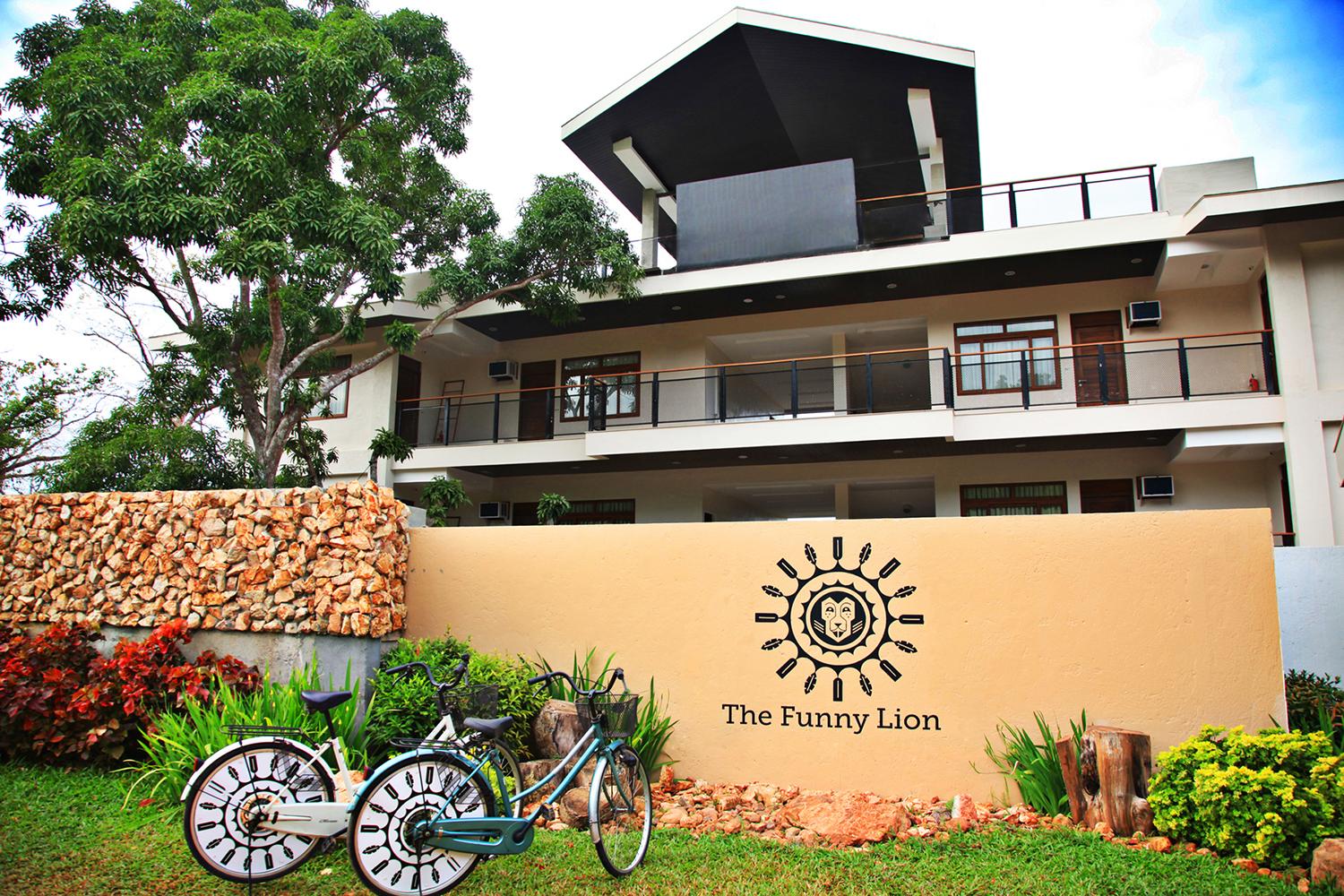 เดอะ ฟันนี ไลอ้อน Hotel โกรอน ภายนอก รูปภาพ