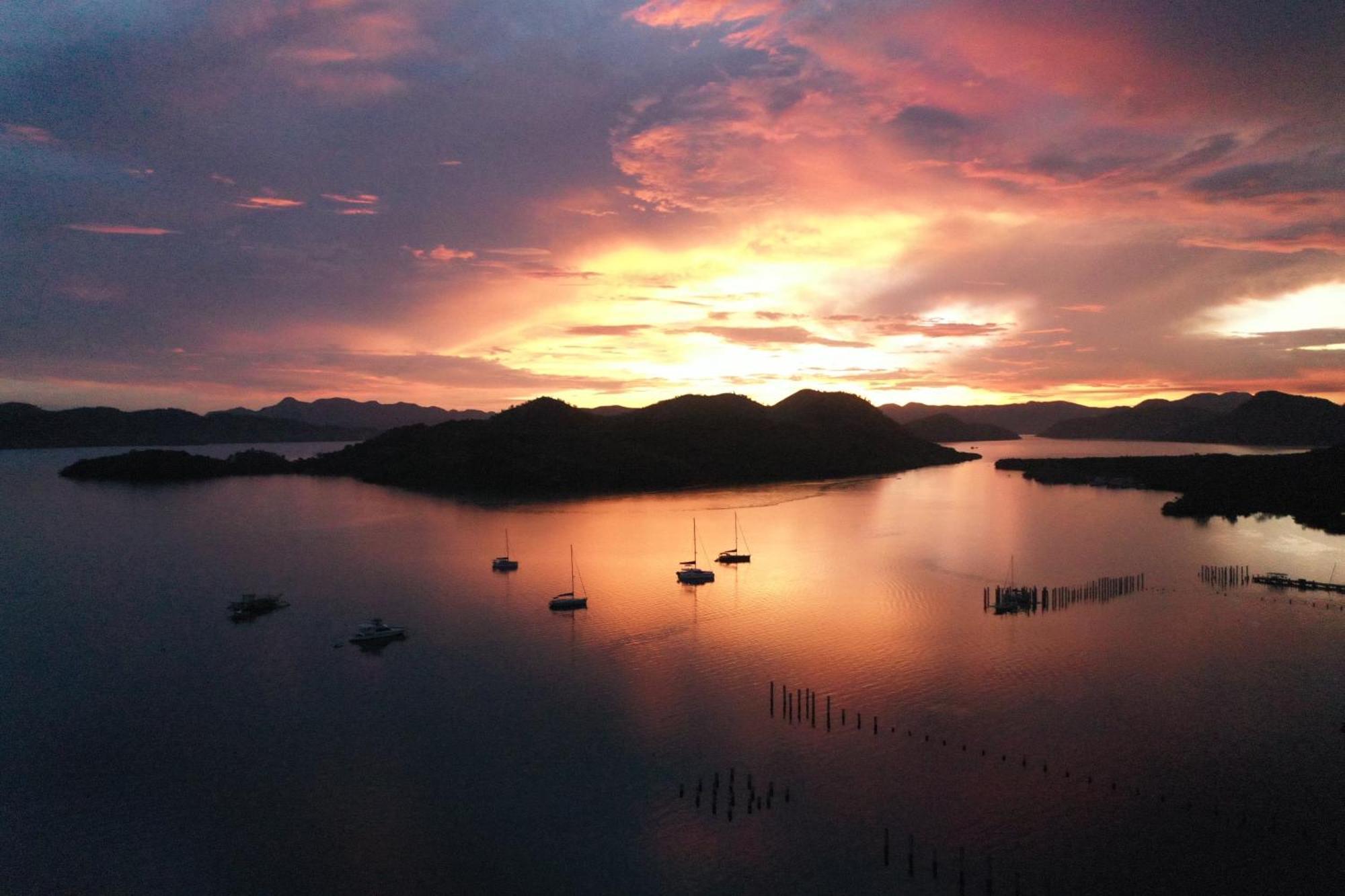 เดอะ ฟันนี ไลอ้อน Hotel โกรอน ภายนอก รูปภาพ