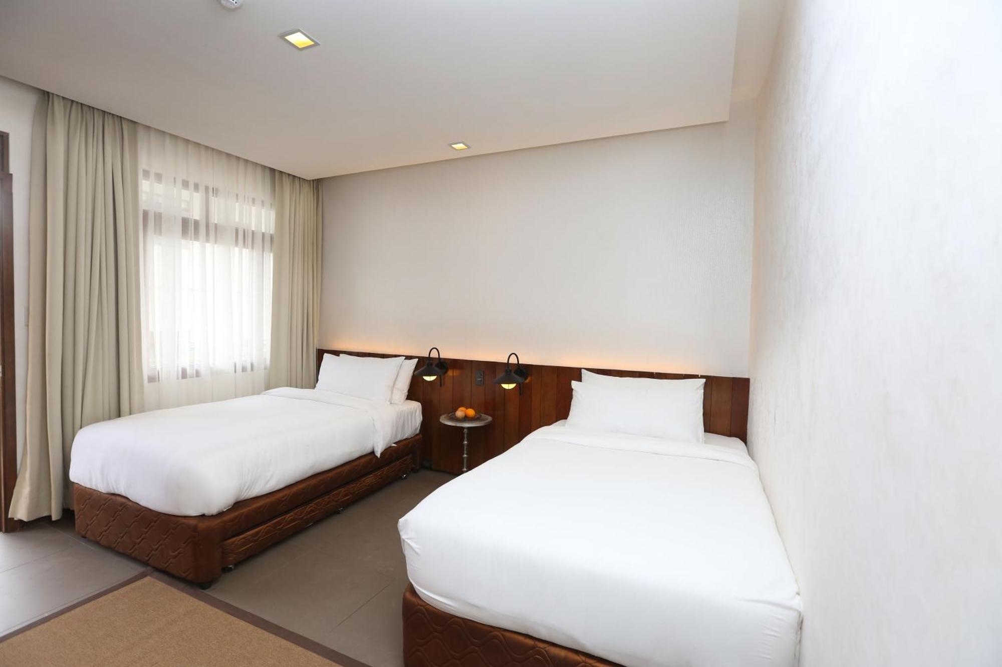 เดอะ ฟันนี ไลอ้อน Hotel โกรอน ภายนอก รูปภาพ
