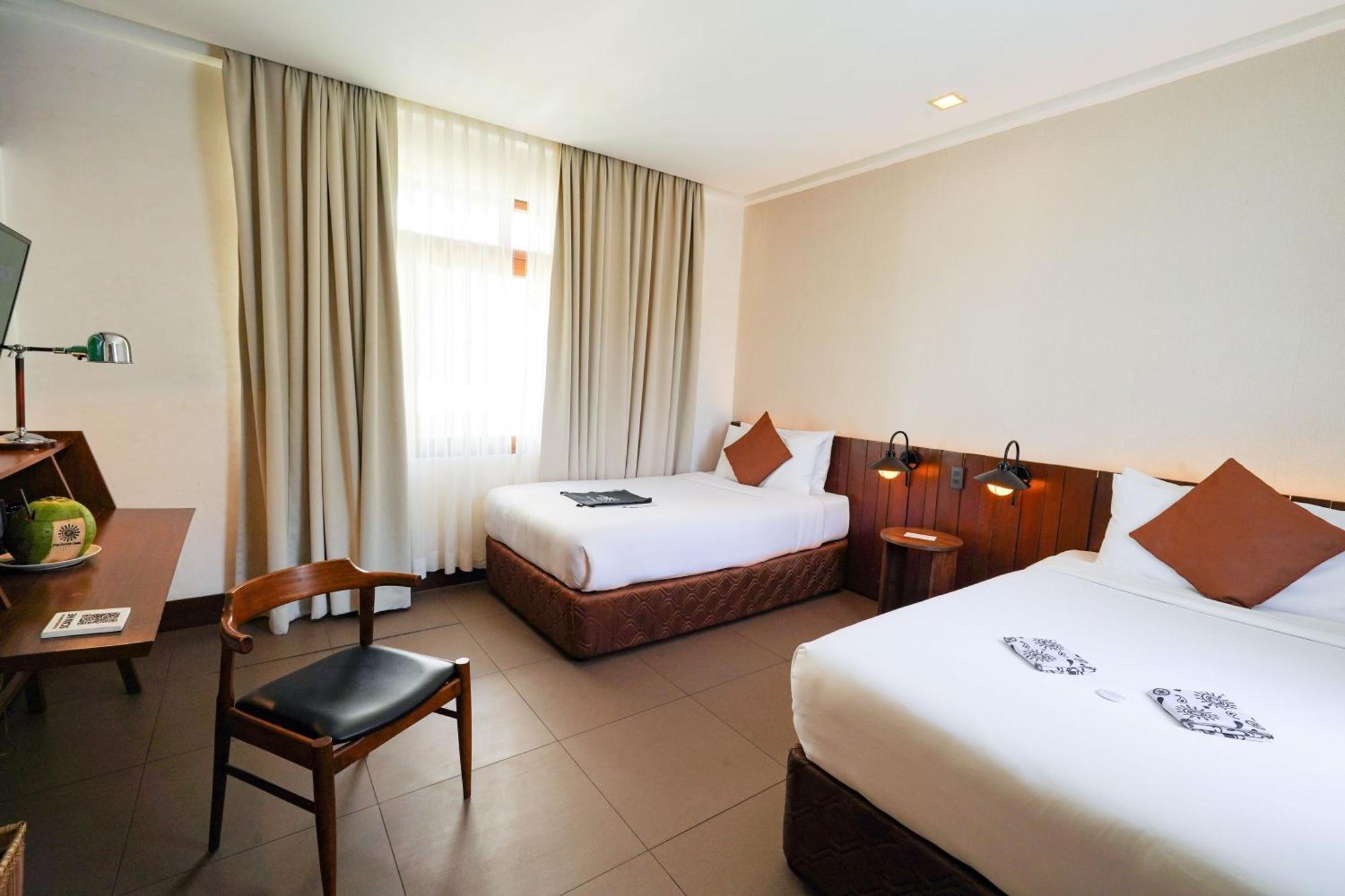 เดอะ ฟันนี ไลอ้อน Hotel โกรอน ภายนอก รูปภาพ