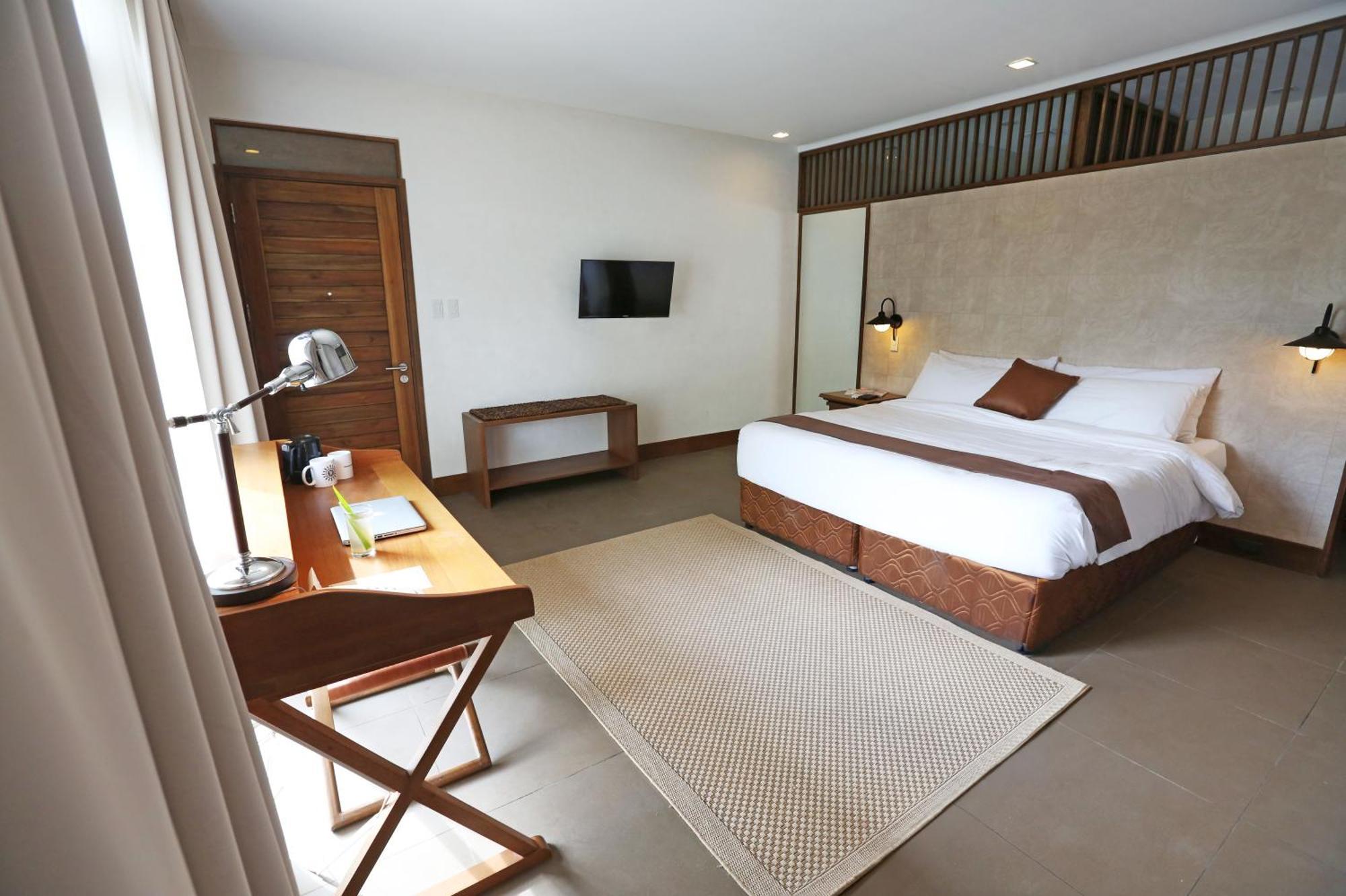 เดอะ ฟันนี ไลอ้อน Hotel โกรอน ภายนอก รูปภาพ